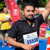 nuovo delhi, India - ottobre 15 2023 - vedanta delhi metà maratona gara dopo covid nel quale maratona partecipanti di per attraversare il finire linea, delhi metà maratona 2023 foto