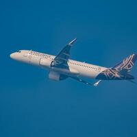 nuovo delhi, India, dicembre 25 2023 - vistara airbus a320 neo prendere via a partire dal indra gandhi internazionale aeroporto delhi, vistara domestico aereo volante nel il blu cielo durante giorno tempo foto