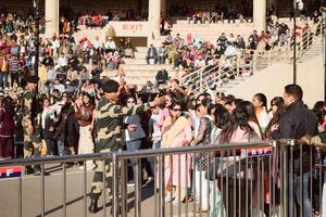 wagah confine, amritsar, punjab, India, 02 febbraio 2024 - bandiera cerimonia di confine sicurezza vigore bsf guardie ✔ a India-Pakistan confine vicino attari amritsar, punjab, India tenuto ogni giorno sera tempo foto