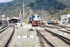 Visualizza di treno ferrovia brani a partire dal il mezzo durante giorno a kathgodam ferrovia stazione nel India, treno ferrovia traccia Visualizza, indiano ferrovia giunzione, pesante industria foto