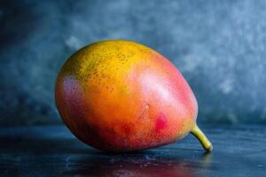 ai generato maturo Mango su buio sfondo in mostra suo vivace rosso e giallo colori con succoso e fresco appello foto