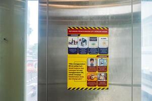 manifesto Istruzioni per utilizzando il sollevamento o ascensore, Indonesia, 2 marzo 2024. foto