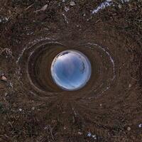 blu buco sfera poco pianeta dentro sabbia o asciutto erba il giro telaio sfondo foto