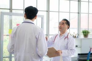 un' medico professoressa e un' medico alunno discutere un' Astuccio studia coinvolgere malattia terapia per un' ospedale paziente. foto