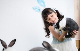 Pasqua coniglietto divertimento con poco bambini il bellezza di amicizia fra gli esseri umani e animali foto