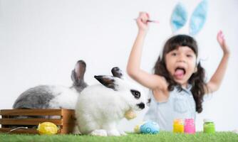 Pasqua coniglietto divertimento con poco bambini il bellezza di amicizia fra gli esseri umani e animali foto