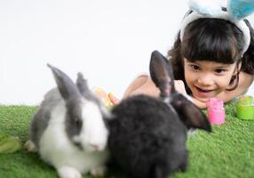 Pasqua coniglietto divertimento con poco bambini il bellezza di amicizia fra gli esseri umani e animali foto