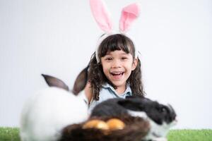 Pasqua coniglietto divertimento con poco bambini il bellezza di amicizia fra gli esseri umani e animali foto