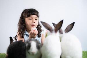 Pasqua coniglietto divertimento con poco bambini il bellezza di amicizia fra gli esseri umani e animali foto