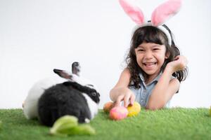 Pasqua coniglietto divertimento con poco bambini il bellezza di amicizia fra gli esseri umani e animali foto