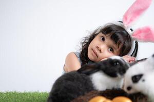 Pasqua coniglietto divertimento con poco bambini il bellezza di amicizia fra gli esseri umani e animali foto