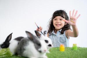 Pasqua coniglietto divertimento con poco bambini il bellezza di amicizia fra gli esseri umani e animali foto