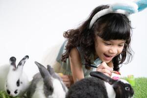 Pasqua coniglietto divertimento con poco bambini il bellezza di amicizia fra gli esseri umani e animali foto