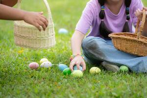 bambini godendo all'aperto attività nel il parco Compreso un' correre per raccogliere bellissimo Pasqua uova. foto