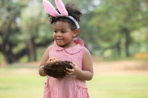 ragazza godendo all'aperto attività nel il parco Compreso un' correre per raccogliere bellissimo Pasqua uova. foto