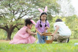 bambini godendo all'aperto attività nel il parco Compreso un' correre per raccogliere bellissimo Pasqua uova. foto