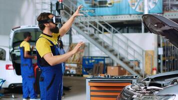 qualificato tecnico addetto alla manutenzione nel auto riparazione negozio utilizzando virtuale la realtà occhiali per visualizzare auto componenti nel ordine per fix loro. esperto indossare moderno vr cuffia mentre Lavorando su danneggiato veicolo foto