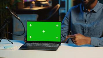 influencer film croma chiave il computer portatile video revisione per Tech appassionati, vicino su. virale in linea stella padroni di casa tecnologia Internet mostrare, spacchettamento isolato schermo taccuino dispositivo, panning tiro foto