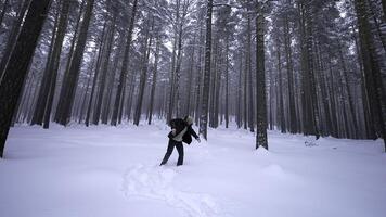 uomo danza nel inverno foresta. media. elegante uomo si sposta piace nel clip nel inverno foresta. tiro clip di cantante rap danza nel inverno foresta foto