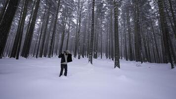 uomo danza nel inverno foresta. media. elegante uomo si sposta piace nel clip nel inverno foresta. tiro clip di cantante rap danza nel inverno foresta foto