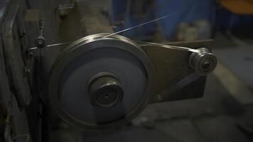 industriale rotante macchina con filo. creativo. rotante bobine avvolgimento filo a fabbrica. industriale laboratorio con filo su rotante macchine di metallurgico produzione foto