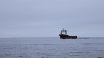 galleggiante traghetto su sfondo di nuvoloso mare orizzonte. clip. bellissimo paesaggio con traghetto nel Aperto mare. nave su crociera nel oceano nel calma nuvoloso tempo metereologico foto