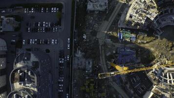 superiore Visualizza di stadio costruzione. azione filmato. costruzione luogo con gru e macchinari nel città centro. costruzione di gli sport arena nel città su soleggiato estate giorno foto