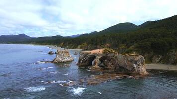 superiore Visualizza di sorprendente scogliere di mare costa. clip. rocce con erosione di mare onde creare sorprendente pietra archi. bellissimo roccioso archi su riva del mare foto