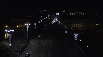 superiore Visualizza di moderno notte città con macchine e lanterne. azione filmato. notte città autostrada con in movimento macchine e raggiante lanterne. bellissimo notte città con macchine e ghirlande su lanterne foto