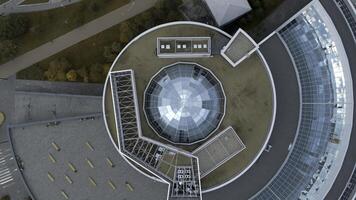 superiore Visualizza di moderno il giro edificio con cupola. azione filmato. bellissimo architettura di attività commerciale centro con il giro struttura e cupola. anelli di edificio con bellissimo facciata foto