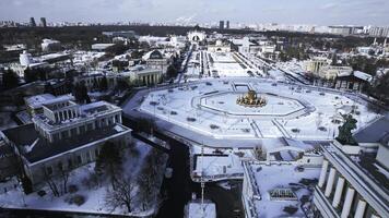 storico piazza con Fontana nel inverno. creativo. superiore Visualizza di bellissimo piazza con Fontana su soleggiato inverno giorno. storico piazza di sovietico città con bellissimo architettura nel inverno foto