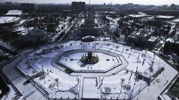 superiore Visualizza di il giro piazza nel inverno. creativo. bellissimo storico piazza con Fontana su soleggiato inverno giorno. sovietica piazza con architettura e piazza nel città centro foto