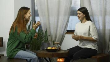 bellissimo giovane donne siamo attivamente parlando nel bar. media. amici siamo avendo divertimento parlando nel accogliente alunno bar. amici bevanda tè e avere divertimento chat su alunno rompere foto