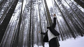 uomo danza nel inverno foresta. media. elegante uomo le riprese video clip nel inverno foresta. tiro elegante uomo nel inverno foresta foto