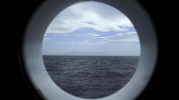 Visualizza a partire dal il giro ponte finestra per mare. clip. bellissimo paesaggio marino con montagna costa su orizzonte a partire dal il giro finestra. mare viaggio e Visualizza a partire dal il giro finestra foto