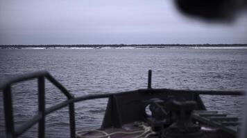 pesca nave su sfondo di riva nel inverno. clip. davanti parte di andare in barca nave per riva nel inverno. pesca barca vele per riva su inverno giorno foto