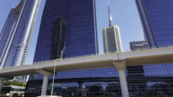 dubai città con strada e ponte con guida macchine. azione. chiaro blu cielo e grattacieli di il città centro. foto