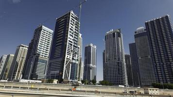 dubai città con strada e ponte con guida macchine. azione. chiaro blu cielo e grattacieli di il città centro. foto