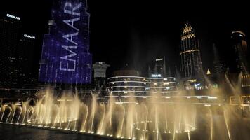 dubai - unito arabo emirati, marzo 07, 2023. centro dubai Emirati Arabi Uniti a notte. azione. musica Fontana e illuminazione su burj khalifa grattacielo. foto