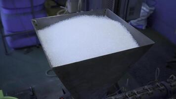 polimero silice gel essiccante per elettronico dispositivo protezione. creativo. vicino su di contenitore pieno con bianca piccolo palle a il fabbrica. foto