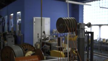rotante industriale macchina con bobine e fili. creativo. laboratorio a il industriale pianta con Filatura macchine. foto