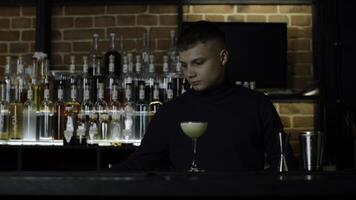 bello barista preparazione cocktail bevande. media. concetto di notte vita a sbarra, club, ristorante. foto