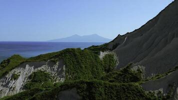 bellissimo aereo di il bianca scogliere su il Sud costa di Inghilterra. clip. verde estate foreste colline e blu cielo. foto