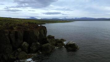 uccello occhio Visualizza di calma oceano e pietra roccia scogliere a Oregon costa. clip. aereo di il oceano acqua superficie e verde prati. foto