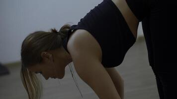 persona esercizio a casa. media. donna allungamento corpo, fare yoga a casa solo. foto