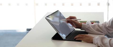 donna d'affari che utilizza lo schermo vuoto del laptop mentre si lavora con la calcolatrice per scopi finanziari. tracciato di ritaglio foto