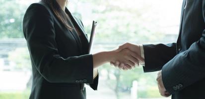 concetto di riunione di partenariato commerciale. immagine stretta di mano dell'uomo d'affari. uomini d'affari di successo che si stringono la mano dopo un buon affare. concetto di supporto di gruppo. foto