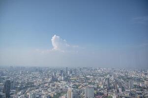 bangkok paesaggio urbano Visualizza a partire dal superiore di edificio e riflessione su il specchio nel il bangkok città foto