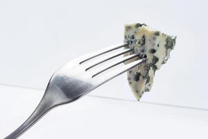 danese blu formaggio su forchetta isolato su bianca sfondo con ritaglio sentiero foto