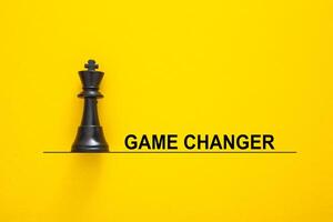 scacchi re icona su giallo sfondo. gioco changer concetto. foto